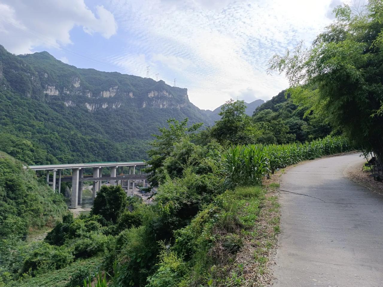 这是湖北宜昌的山村。如果安徽皖北的人来看一看的话，他们就会知道，风景好的地方是什