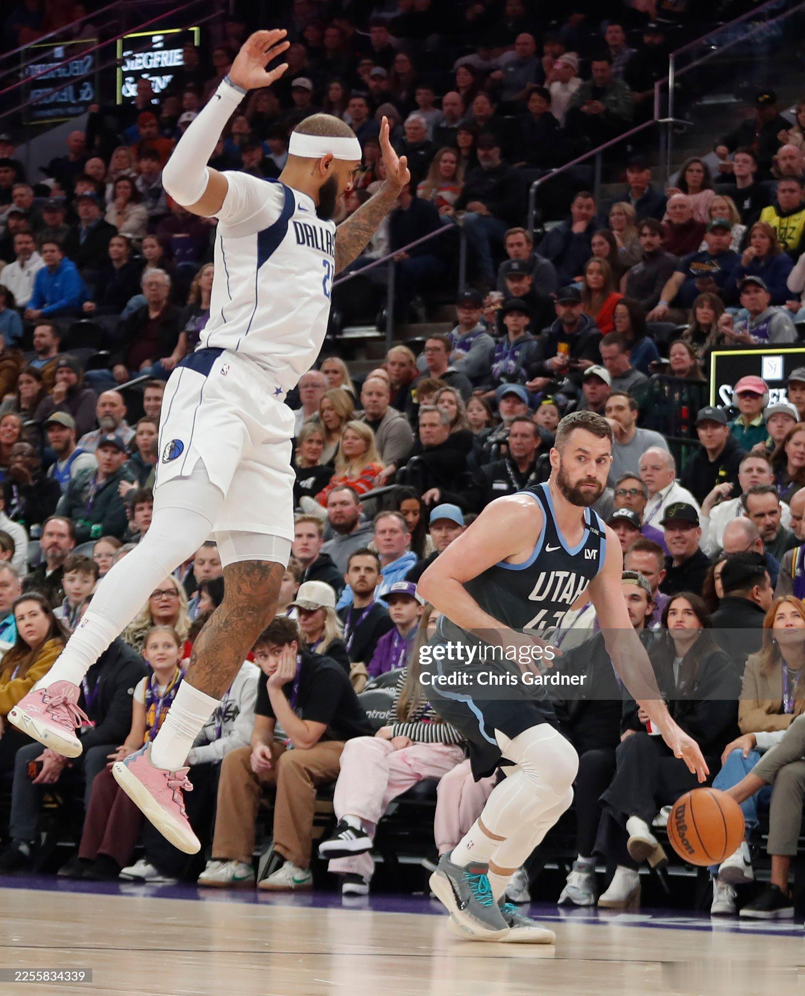 MFFL 伤病报告：常规赛第46场vs湖人。加福德（右脚踝扭伤）出战。戴维斯（左