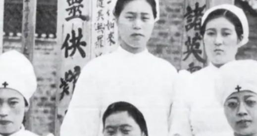 1946年的除夕夜，一群女护士，在