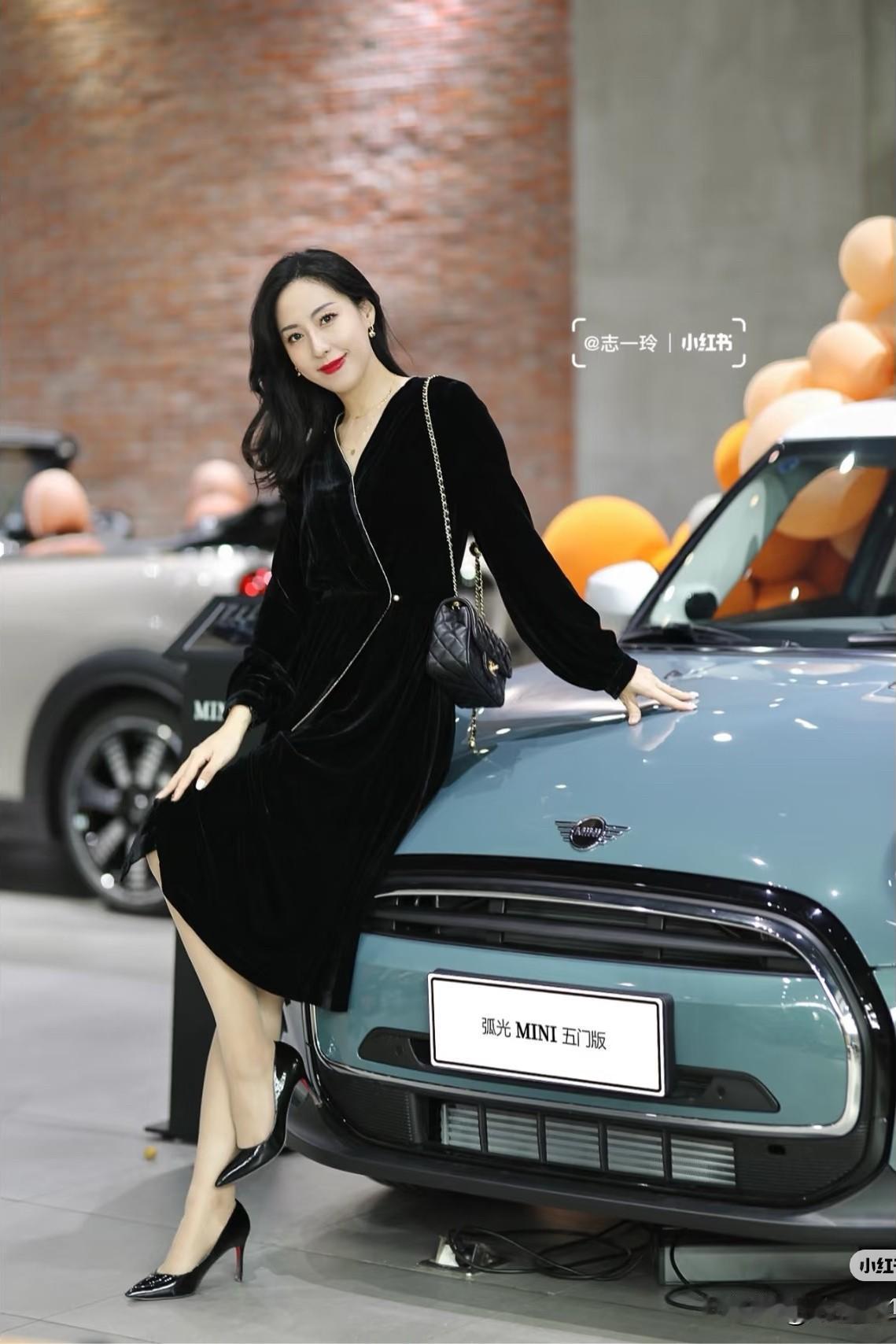 冬日穿搭指南：米色大衣+黑色高跟鞋，优雅气质满满！🌟👗👠