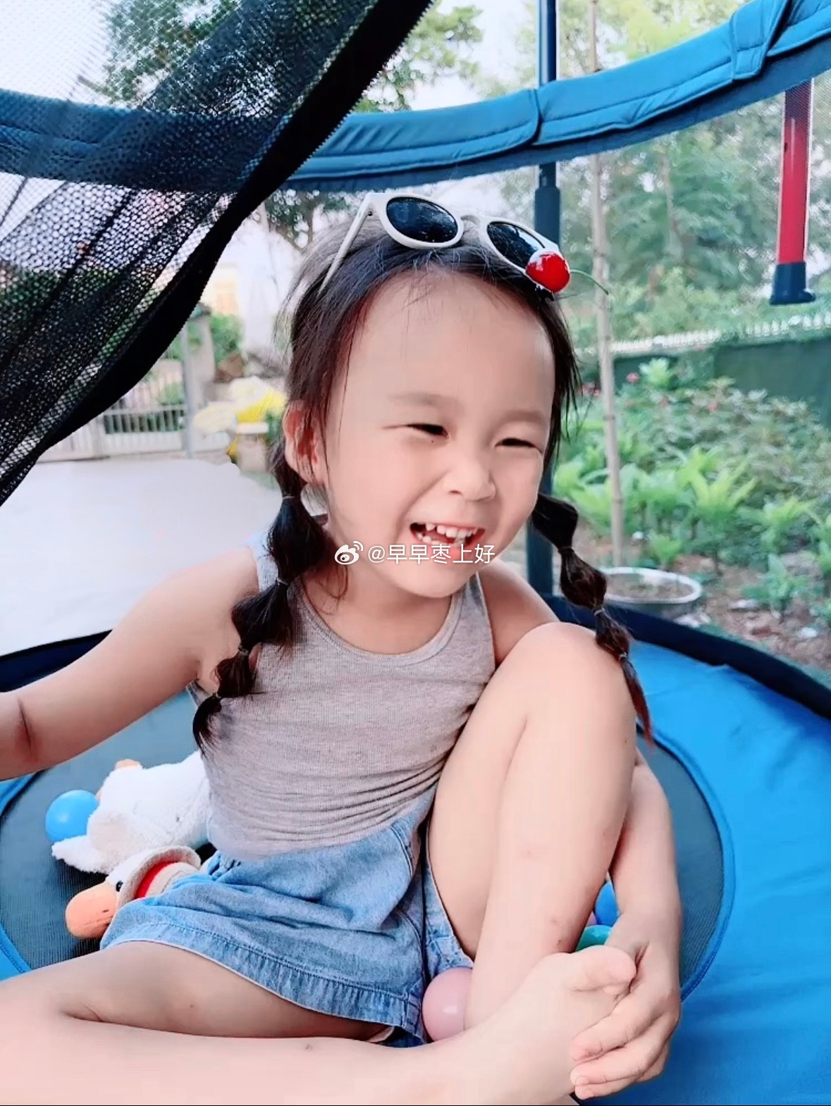 哇哦ᯅ̈ 捡到一枚快乐碎片 🧩❗️👧🏻小朋友似乎都喜欢球🏀呀～～～在外婆