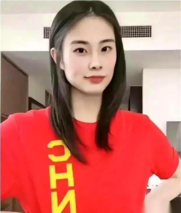 四川女篮9分输给山西，一场常规赛，球场上火药味还没那么浓，直播间里先炸了。
屏幕