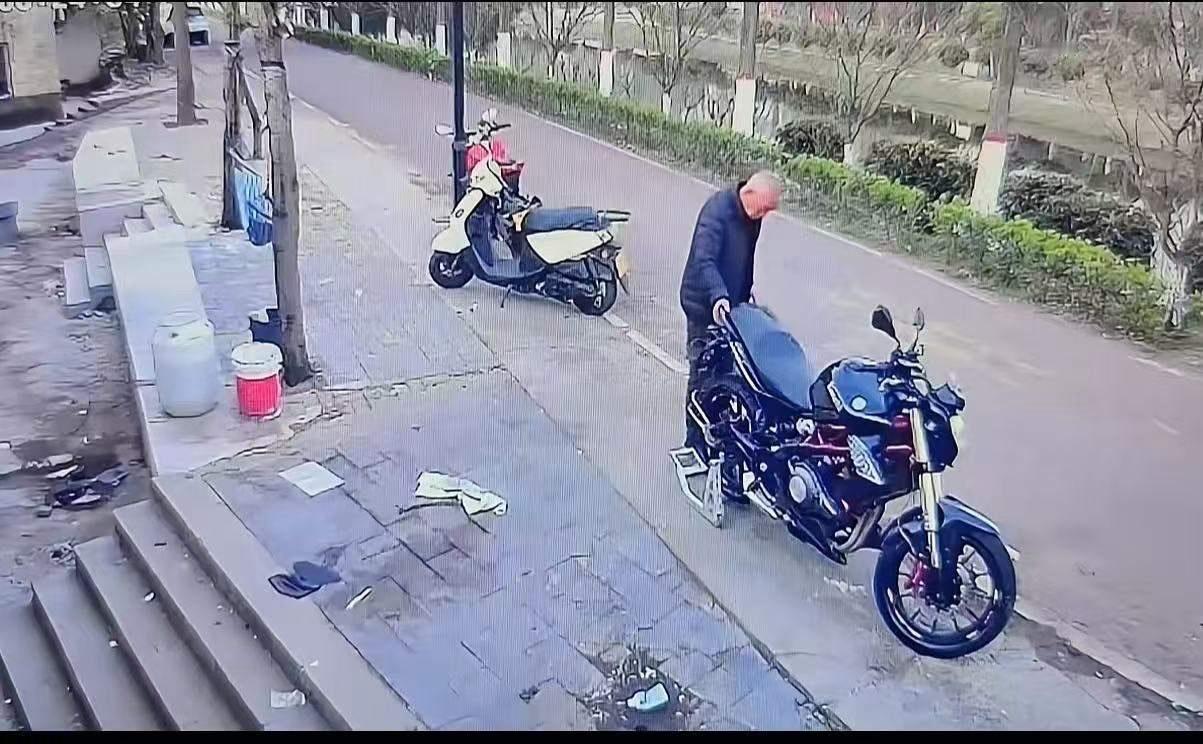 大爷你拿走的脚撑才39元，但是摔倒的机车价值3万！男子将摩托车停在路边，大爷看到