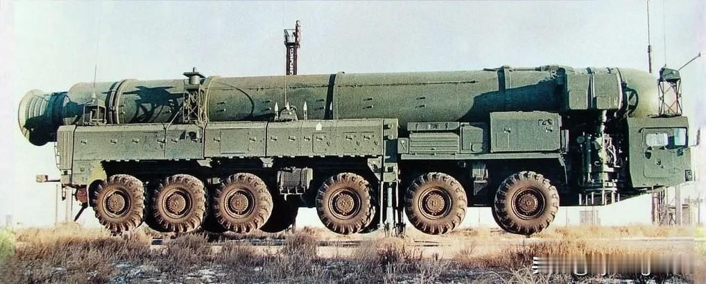 🗓1979年11月12日，苏联部长会议颁布法令，决定研制配备15Zh57导弹的