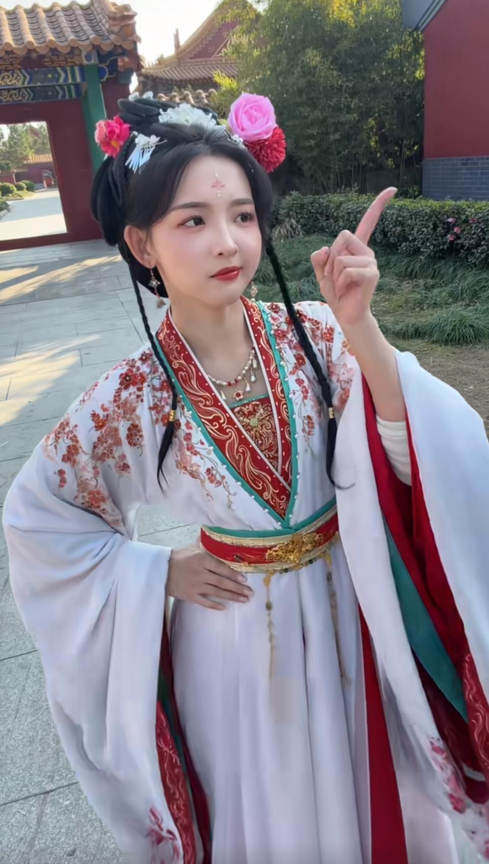 浅色系的衣服👗😊美🤩的针织连衣裙，🤩一开衫外套配碎花裙，温柔的女人就是不