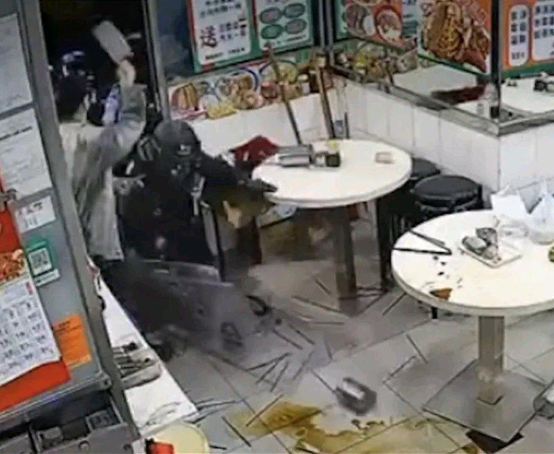 近日香港一起持刀袭警案引发热议。1月3日0时14分，上水一家餐厅内状况百出。32