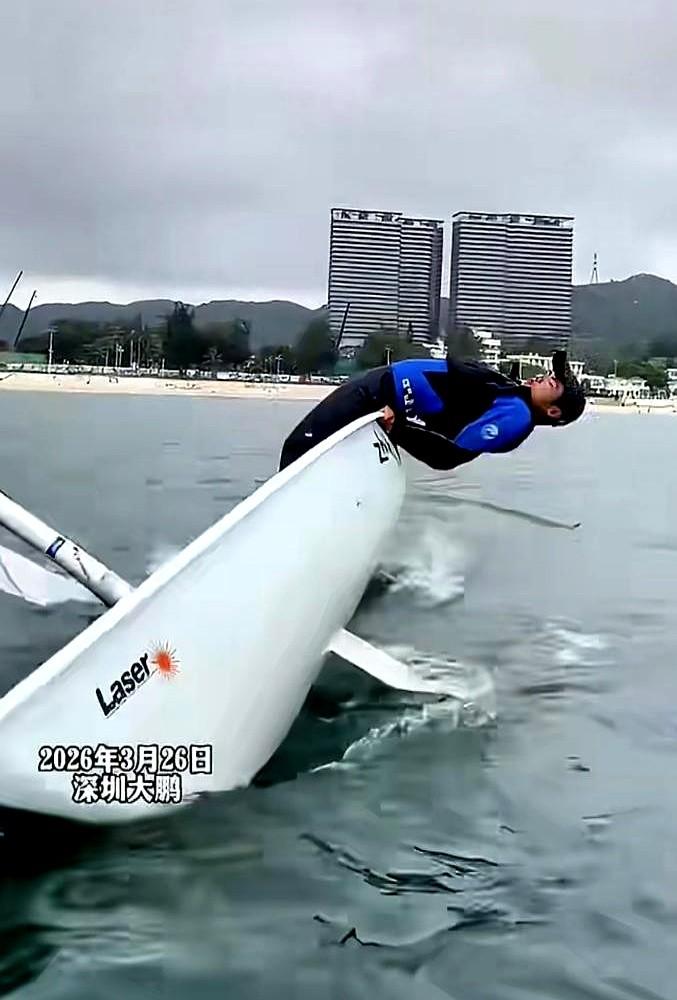 明星跨界搞副业，真没那么容易。

拳王邹市明退役后砸了2个亿，在上海开了个1.8