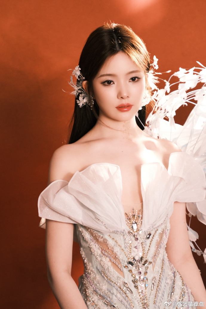 陈卓璇美人鱼上岸  陈卓璇美人鱼上岸的即视感呀，真的好美，好温柔！白纱的礼服裙子