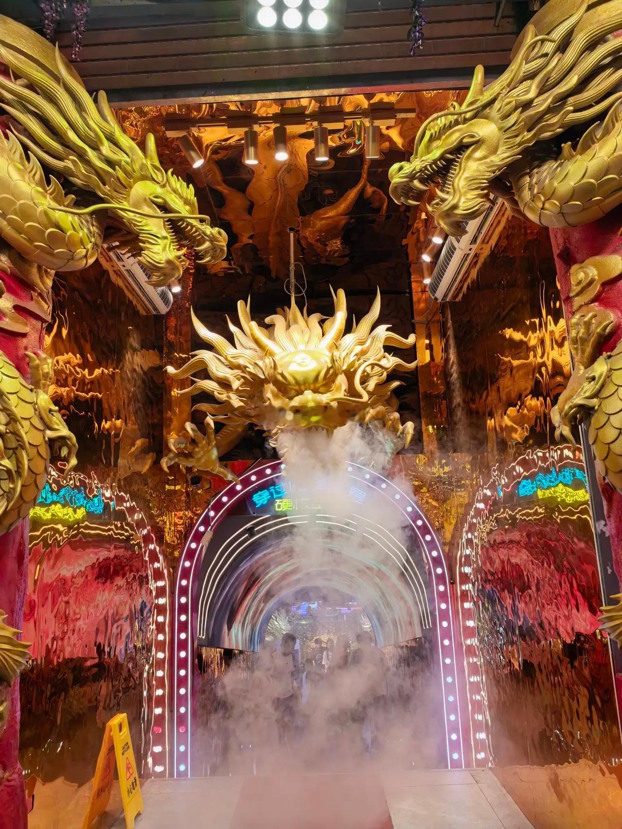 A股：起飞爆发！一、半日盘面：指数骗人，个股杀人今天上午这行情，四个字总结，极端
