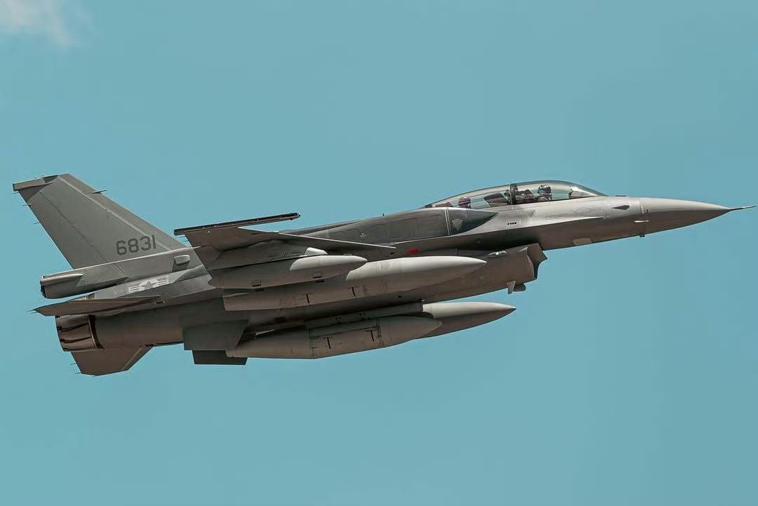 台媒：有网友目击，台空军首架编号为6831的F-16 Block 70战机已经从