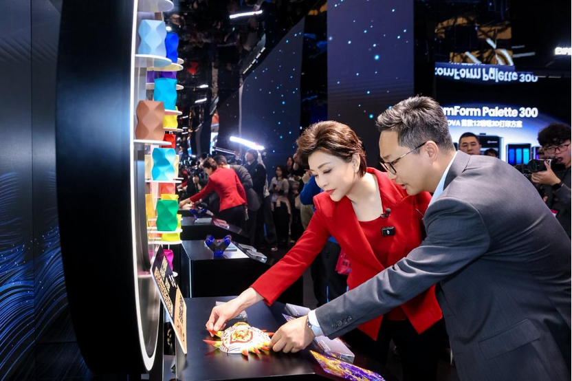 杨澜×MOVA科技感拉满📸 温柔与硬核的完美碰撞，打卡AWE2026MOVA展