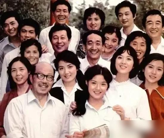 别再对着那张老照片流泪了，你那点怀旧，一文不值。
我告诉你，那不是合影，是时间