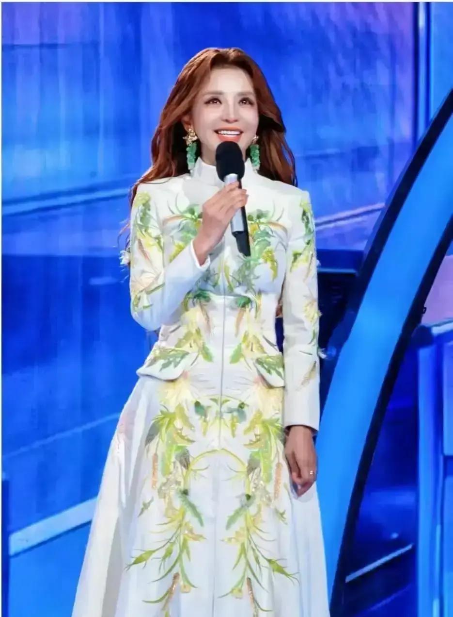 15°仰头值6位数
 
春晚镜头里，朱迅下巴轻抬，脖子像焊了钢条，原来不是仪态，