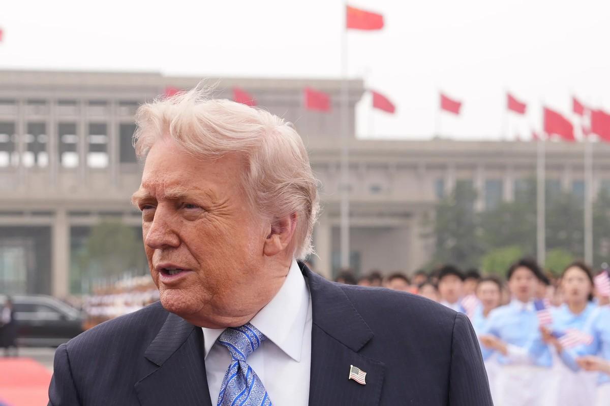 特朗普访华刚结束，社交媒体上就炸开了锅。
 
他不仅晒出与中方领导人的正式会谈照