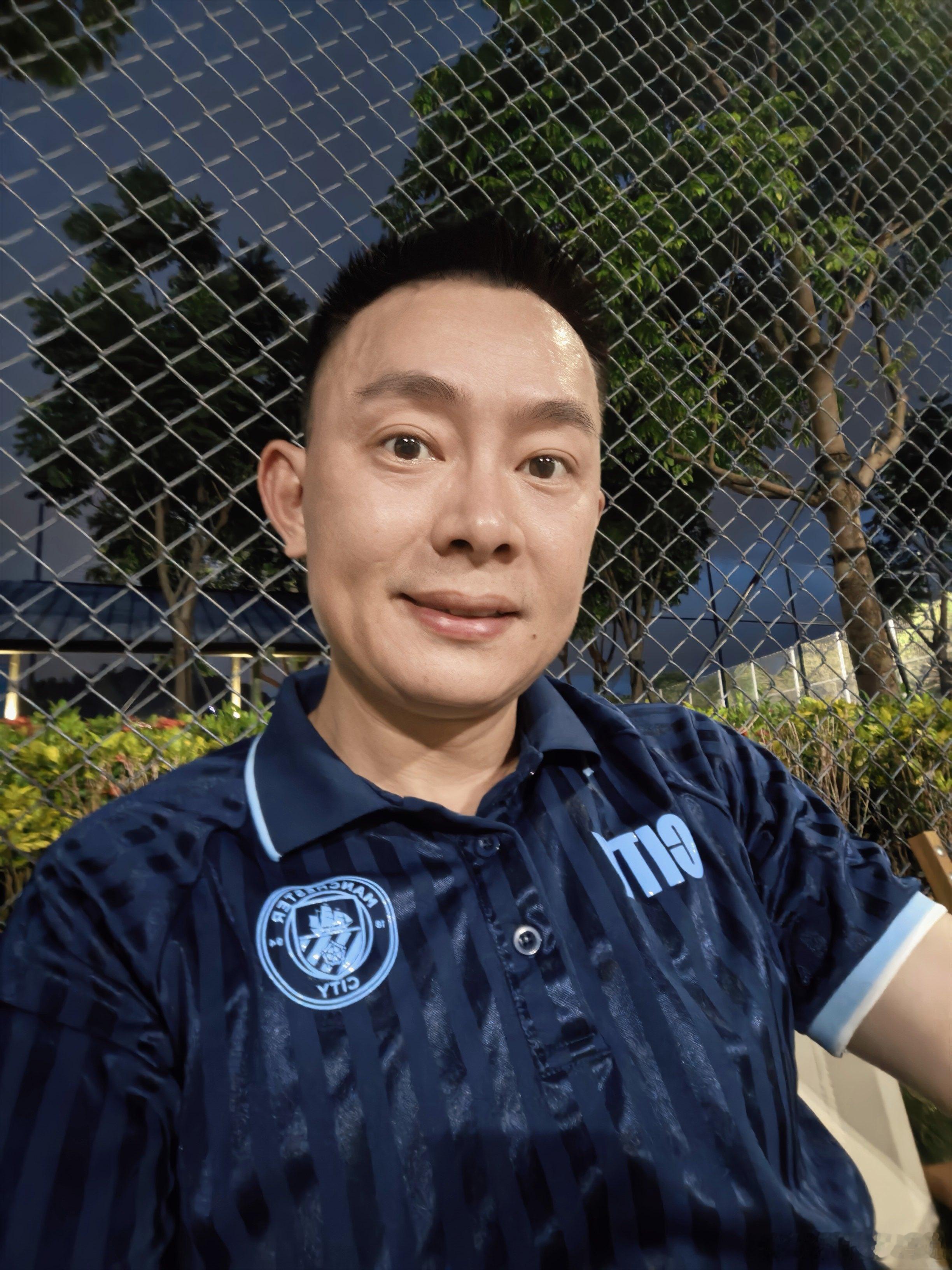 图一是我身份证上的照片图二是我现在的照片你说是不是得换一下我怕过安检认不出来