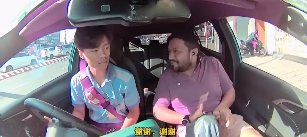 一位越南出租车司机载了一位印度男子，当他把印度男子送到目的地时，印度男子开始感谢