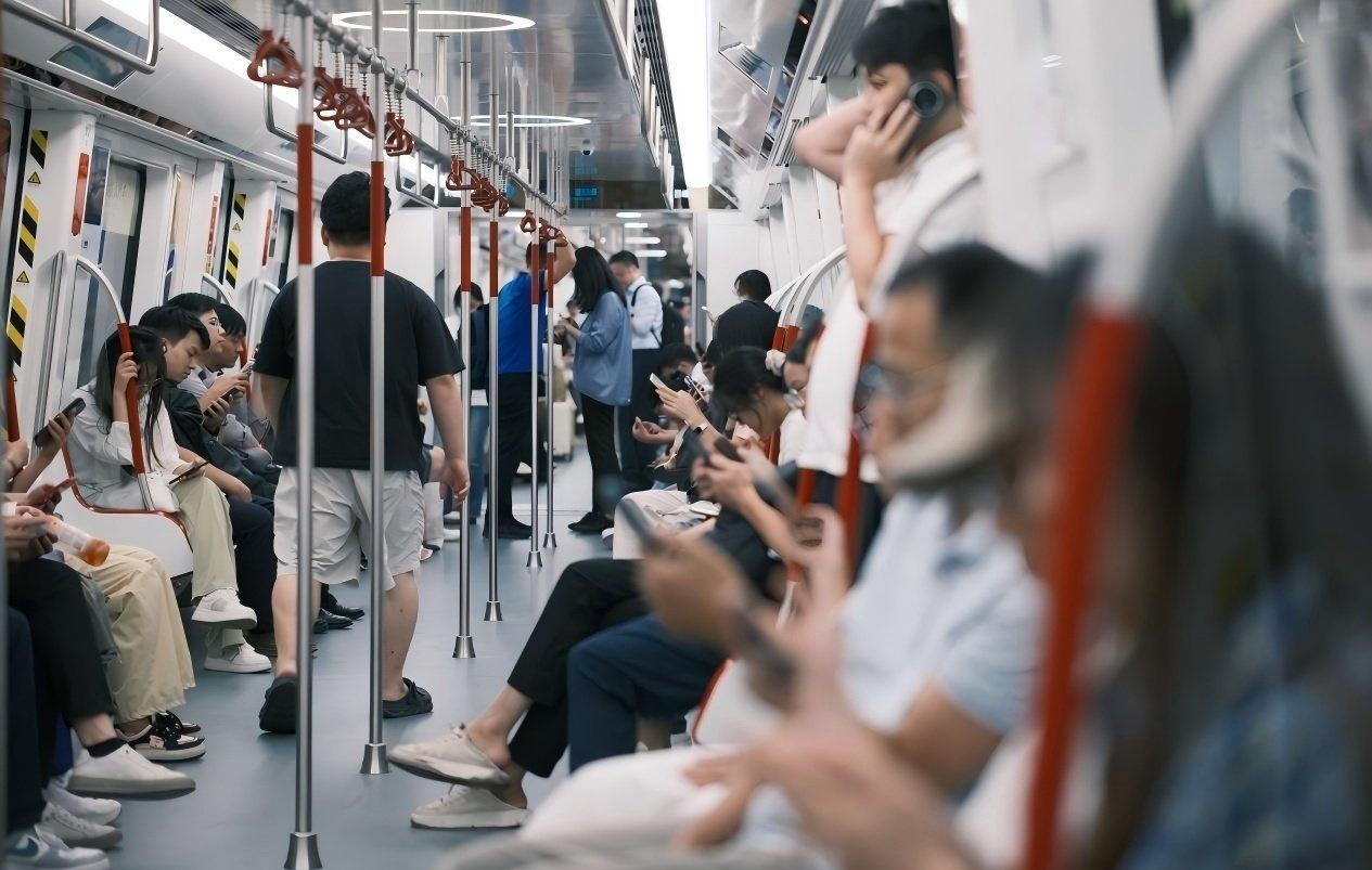 乘车途中听歌、看短视频，声音请勿外放，以免影响他人~ 文明出行 图：袁彦昌