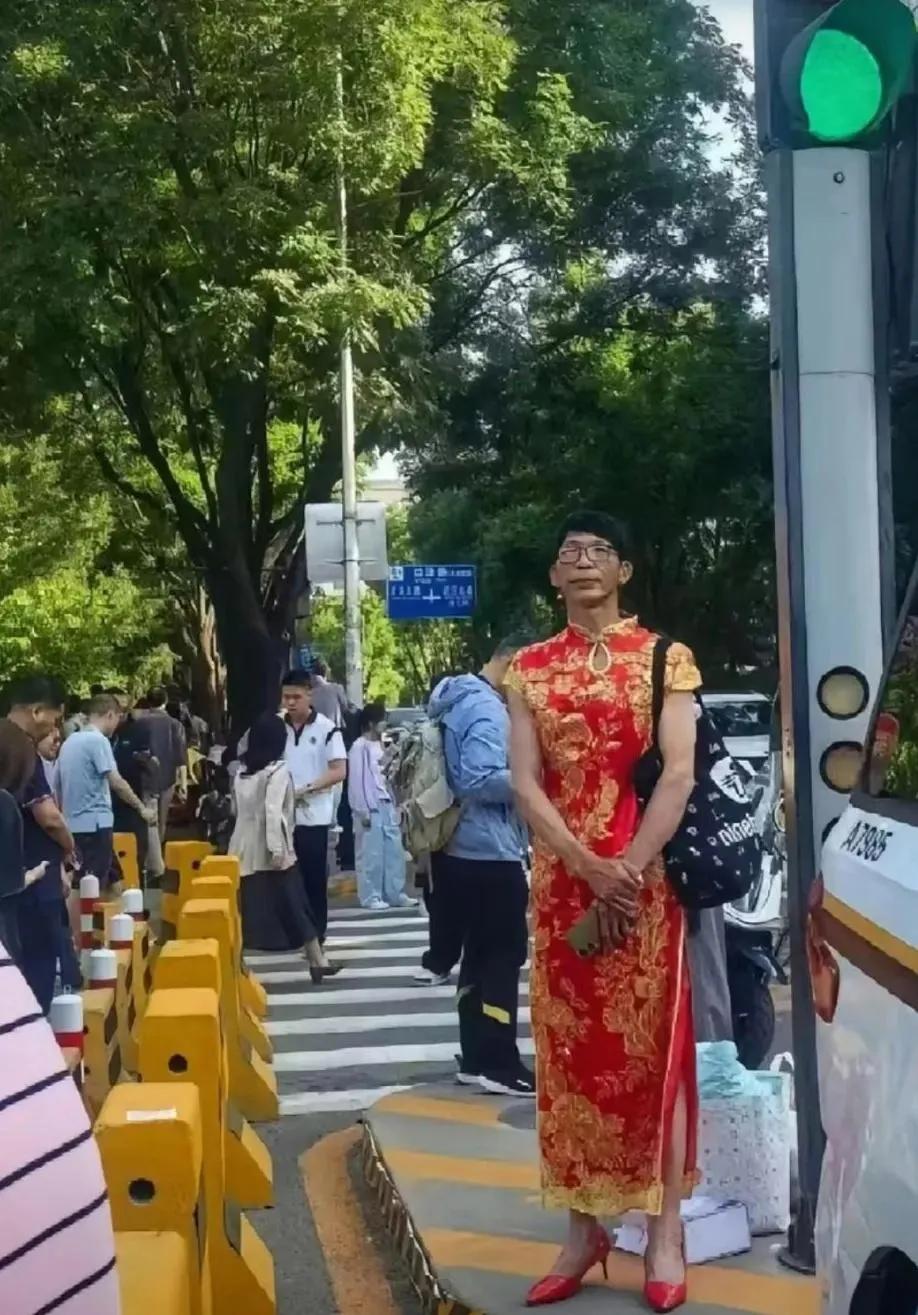 高考时不少家长为讨彩头穿旗袍，寓意旗开得胜。但看到男家长也这么穿，我实在不太理解