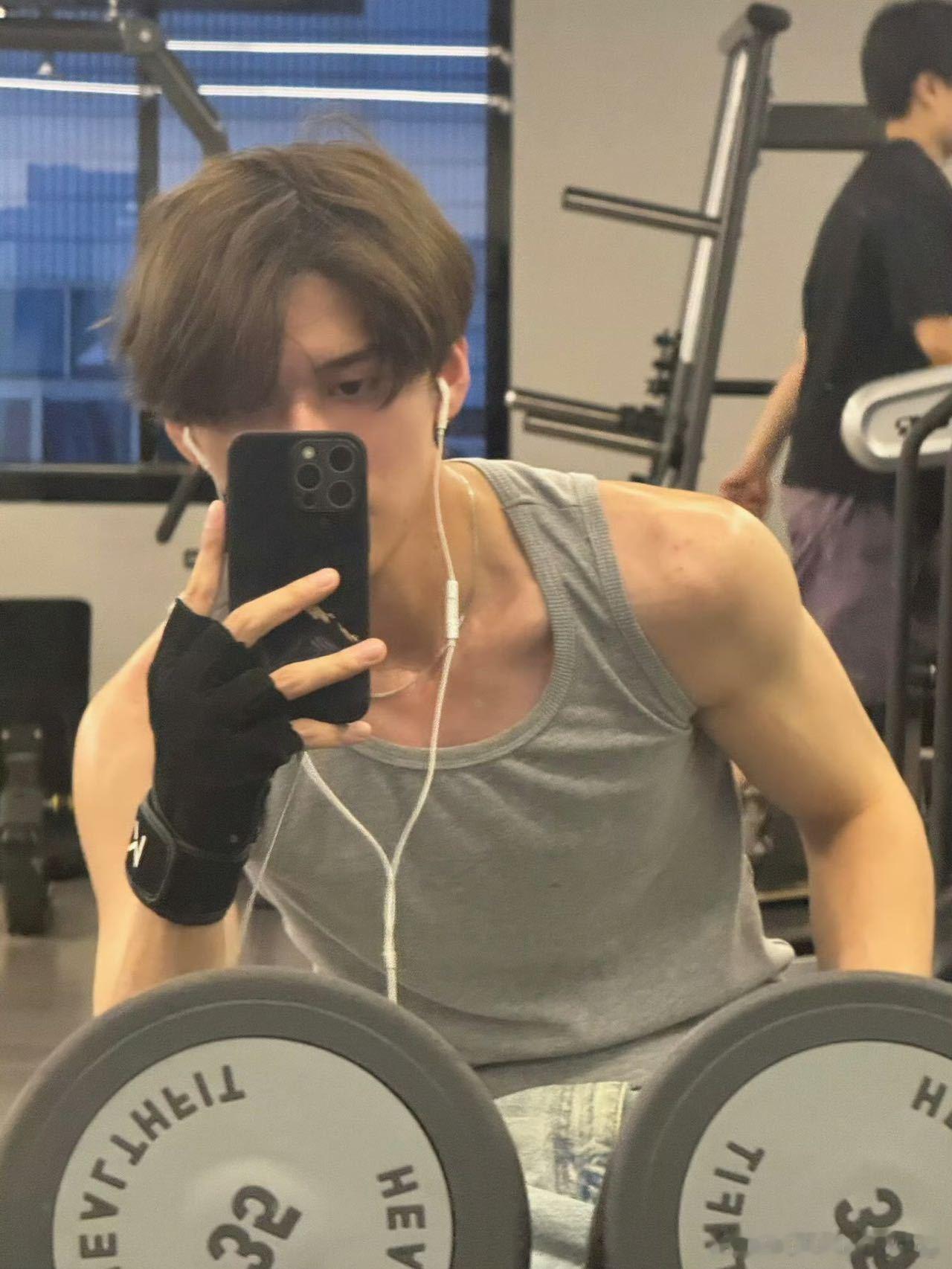 章时安太拿我们当外人了《暗河传》里章时安演的玄武使，裹得也太严实了！明明有男模一