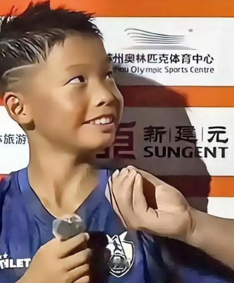 "中国人嘛，也就世界杯都进不了"——这话是欧洲小孩挑衅一个12岁中国男孩时说的，