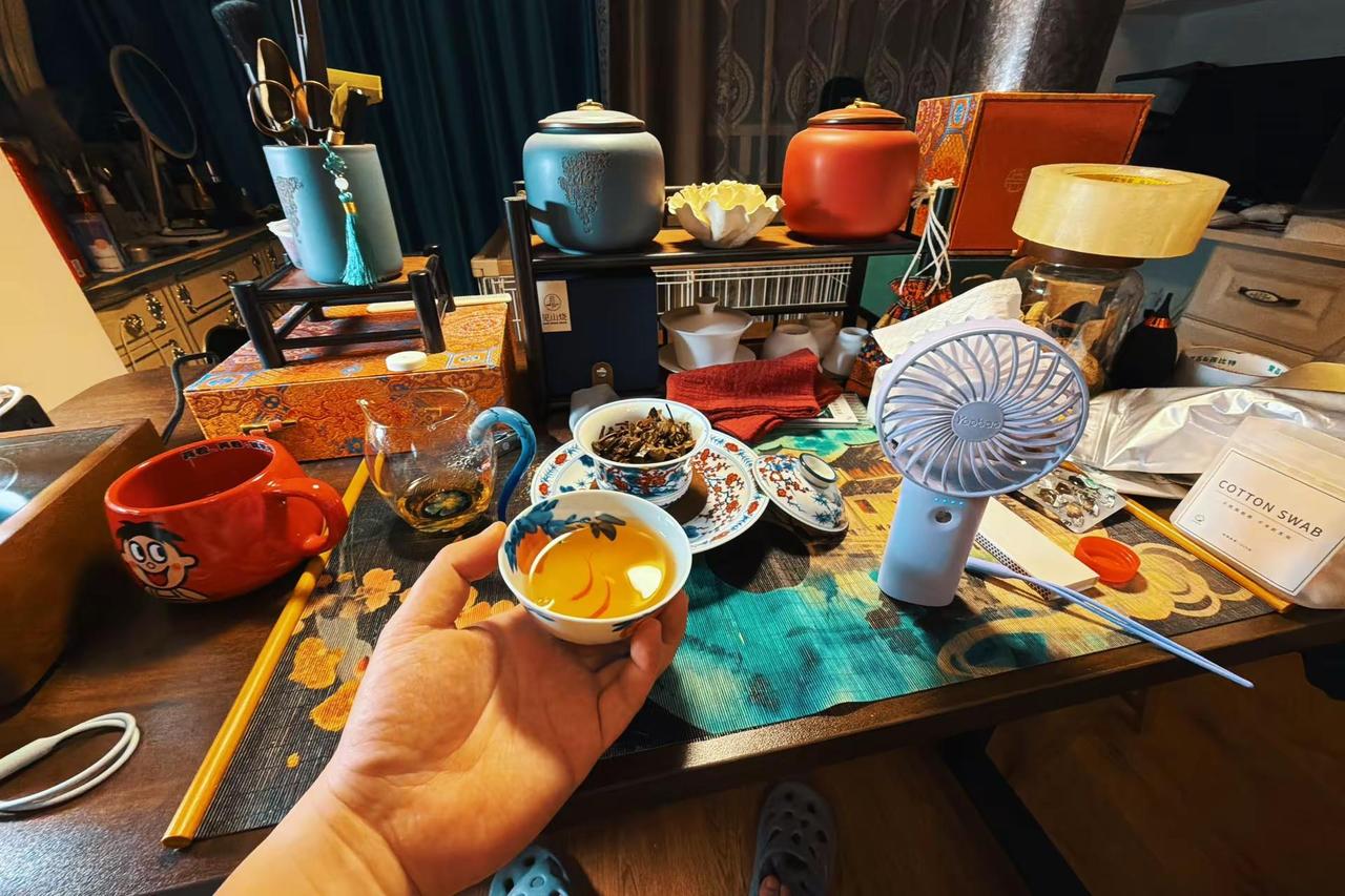 世人都说路不齐，可别人骑马我骑驴。回头看看推车汉，比上不足比下有余，小草不与大树