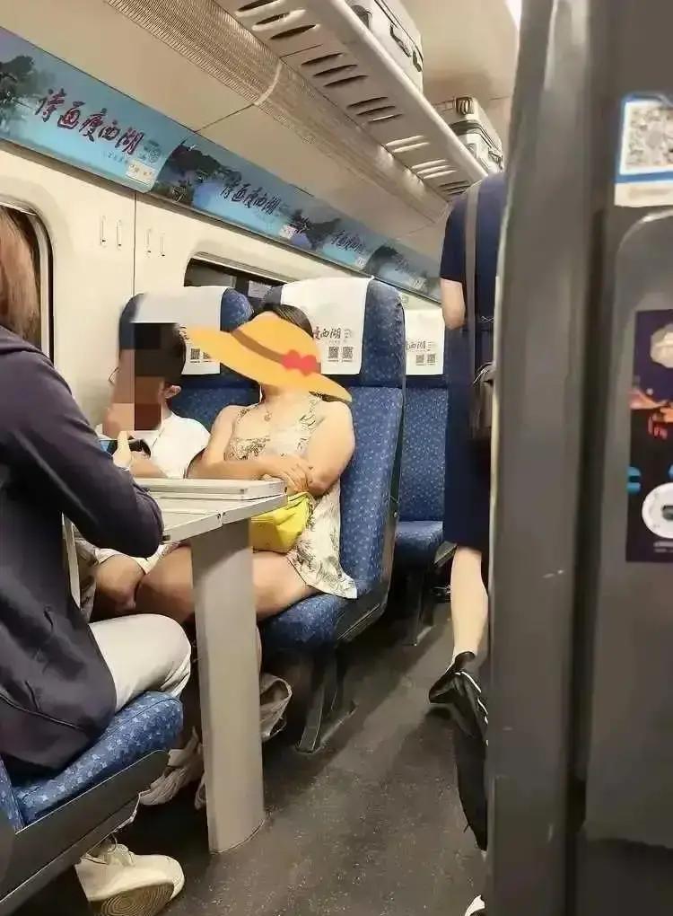 穿超短裙睡觉，

被拍上热搜，

人设被扒？

高铁上一大姐穿了条超短睡裙躺着睡