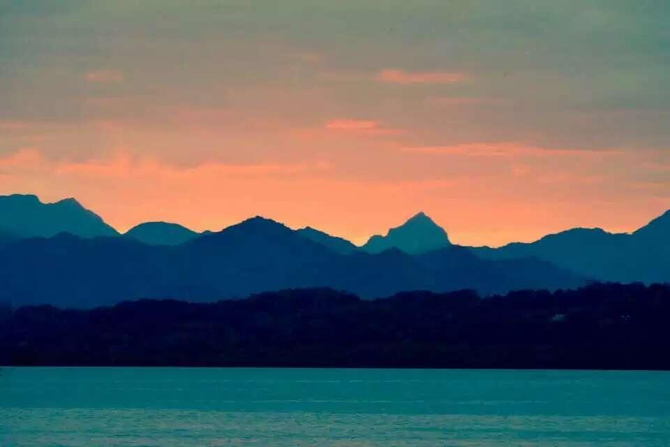 南太平洋小岛日暮 落日余晖映晚霞一抹夕阳美如画 残阳归宿