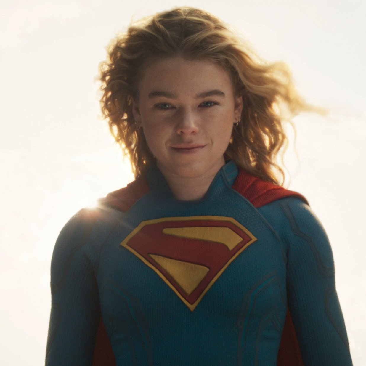 《超级少女》主演米莉·阿尔柯克表示：“仅仅作为一个女人存在于那个空间（超级英雄/