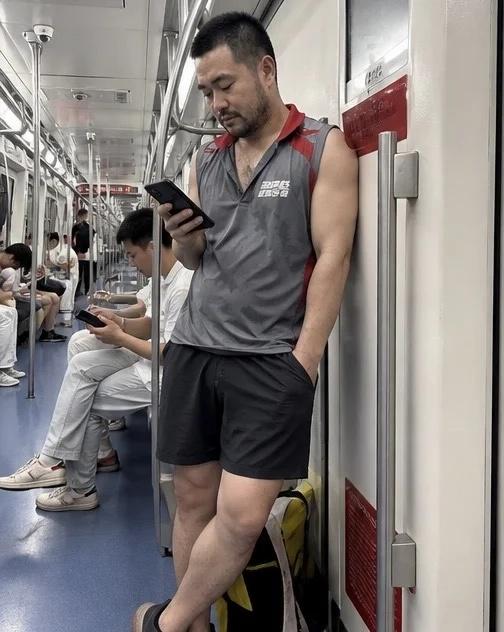 偶遇
猛男 络腮胡 大叔 肌肉 日常 健身 胡子 随拍