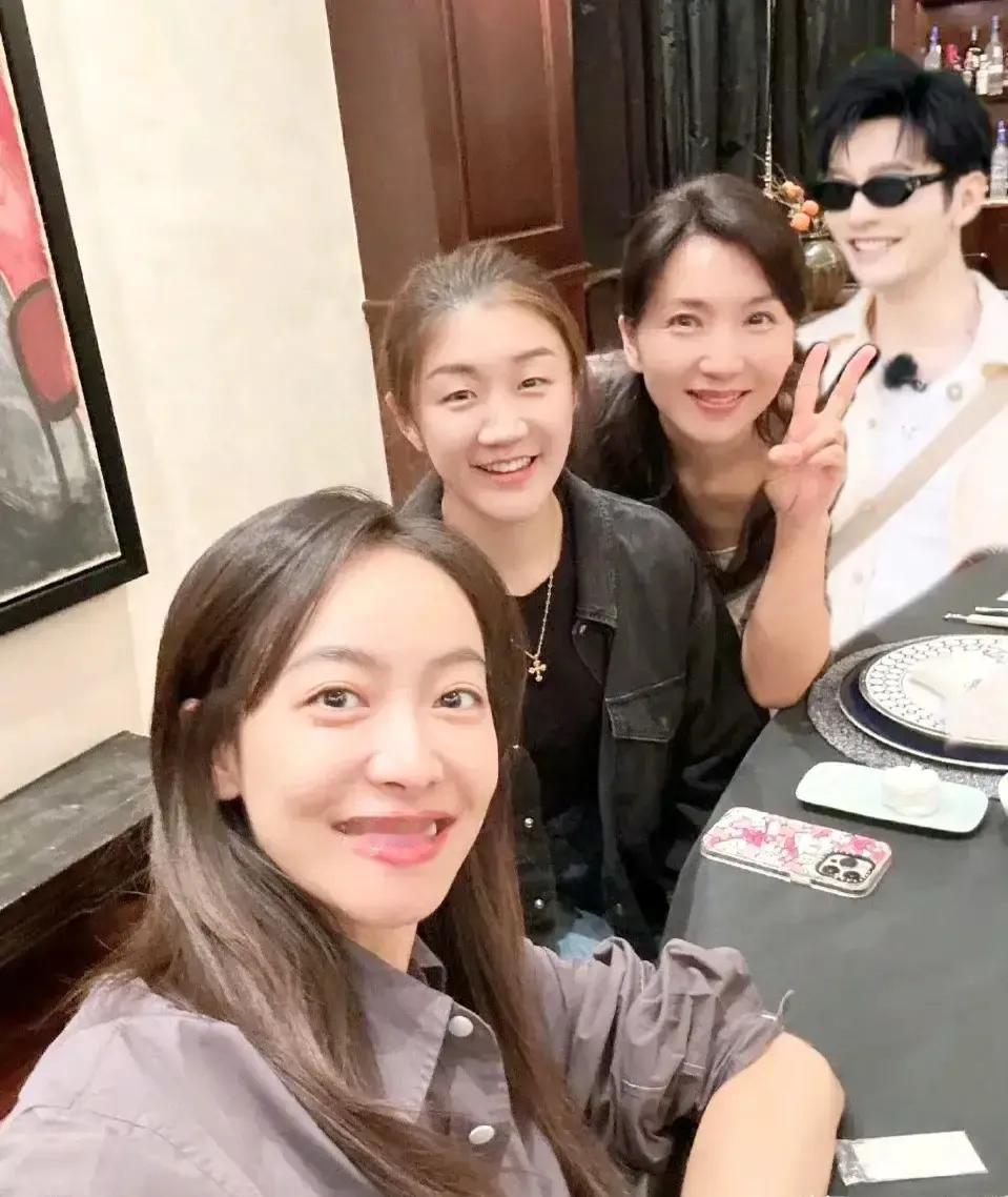 大梦微博新动态来袭！晒出与陈好、宋茜的同框美照，配文超温馨：“昨日与好友相聚，山