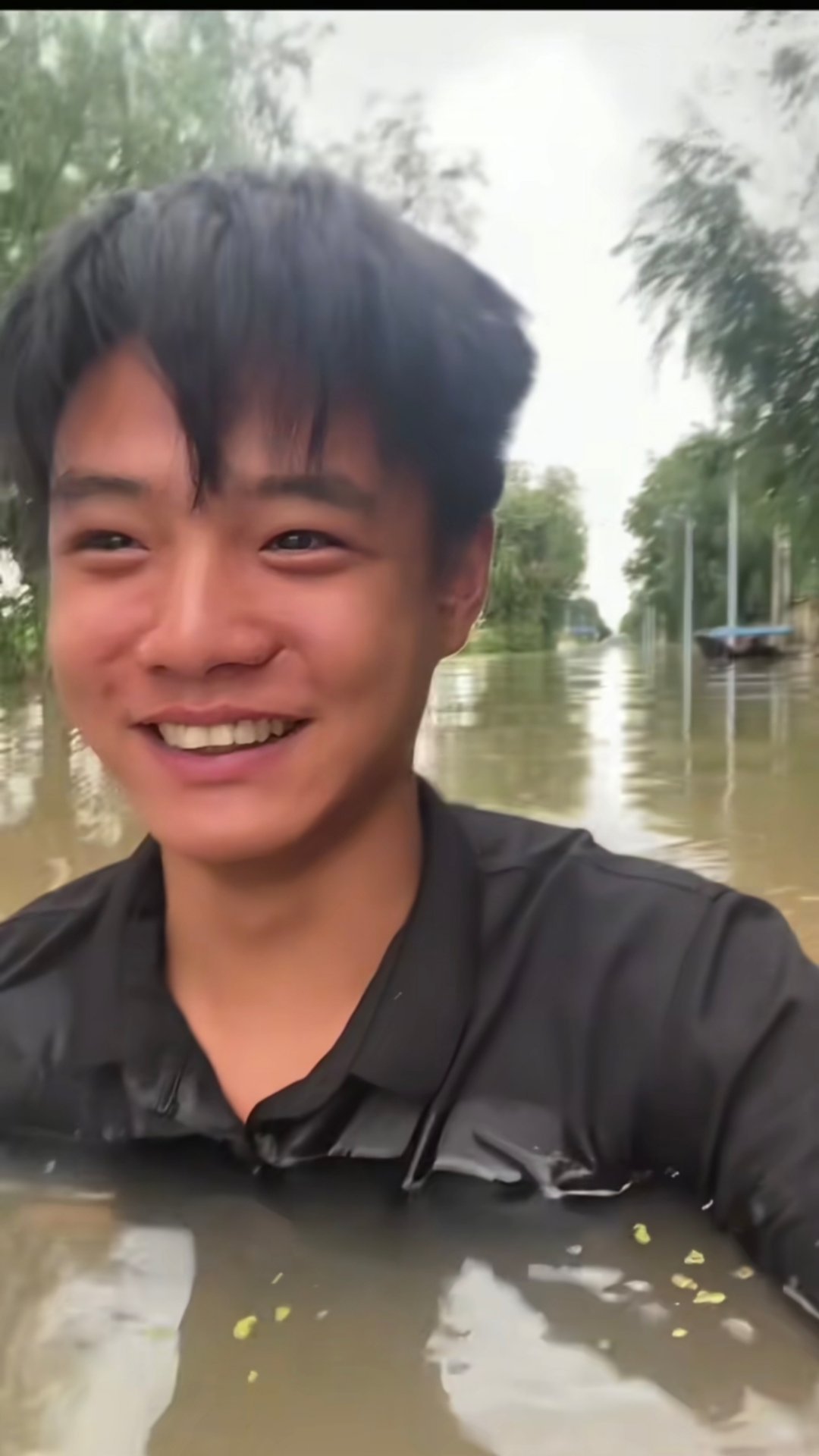 我的妈呀这雨那么大江浙沪这么干 感情雨都吹北方去了水快淹到脖子了小伙才给老板请假