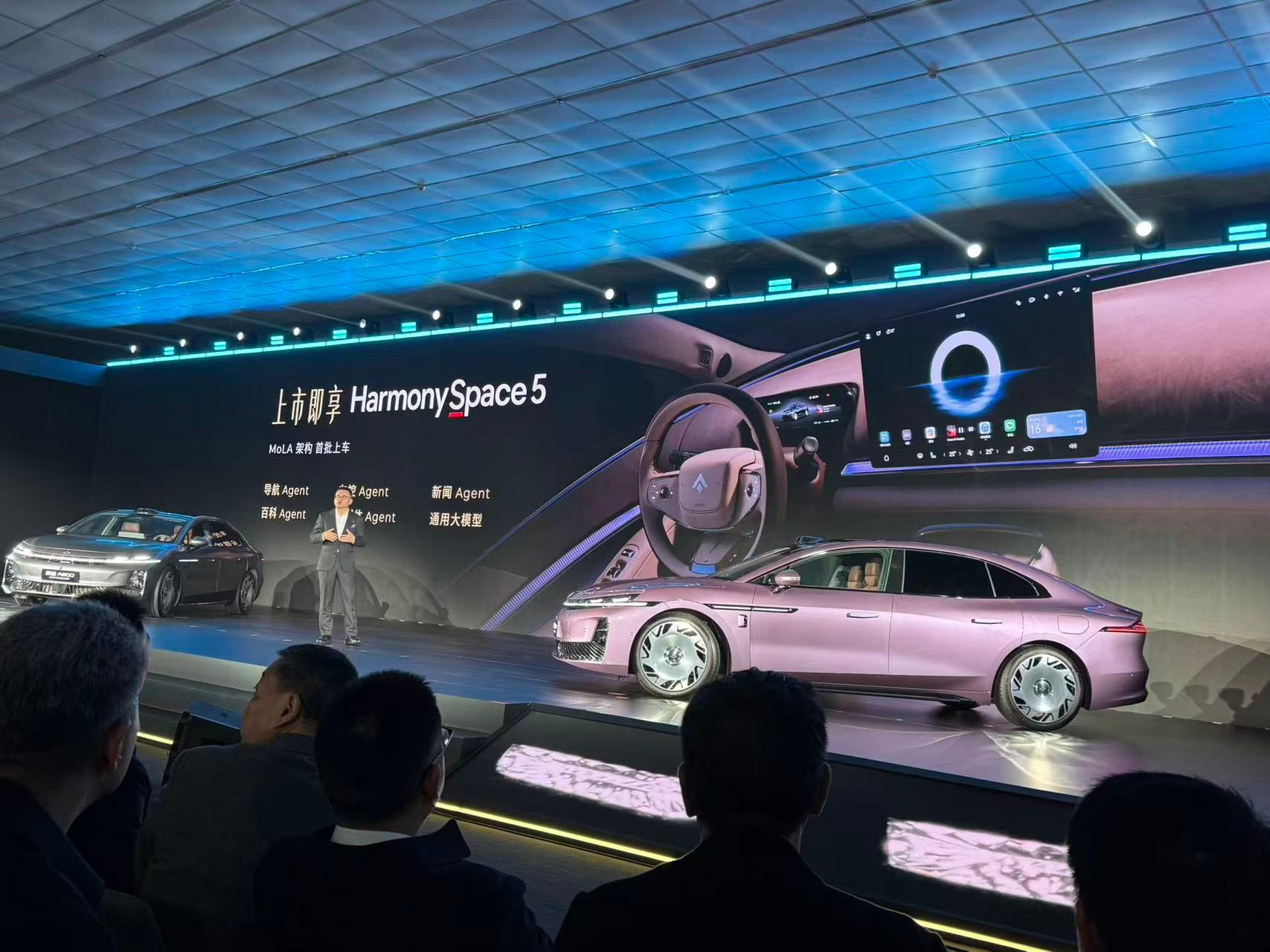 昊铂A800率先搭载华为全球量产最高896线激光雷达，与同步上市的百万售价豪车新