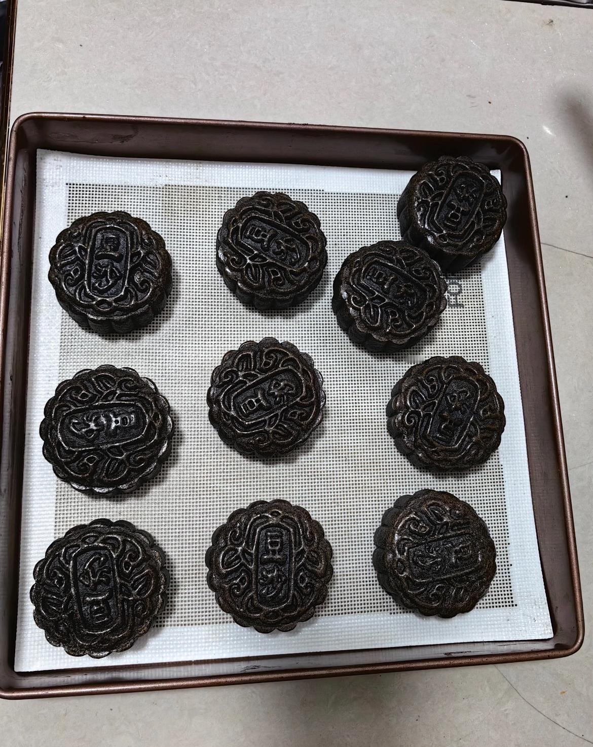 今天我哥送的月饼被婆婆当场“灵魂拷问”：“这黢黑的能吃？别是拿错了吧！”我凑过去