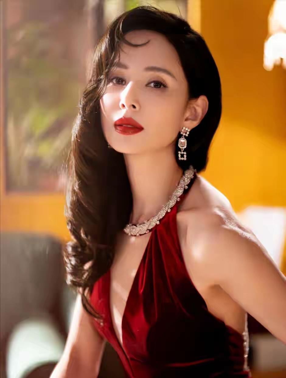 李若彤当年可太傻了，为大20岁的郭应泉付出十年，不仅放弃巅峰演艺事业，还倒贴上亿