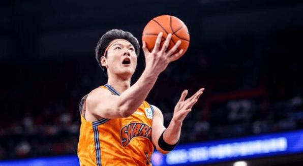 王哲林砍下16分11篮板两双数据，吴冠希终于吃了回饺子拿下19分，上海80-70
