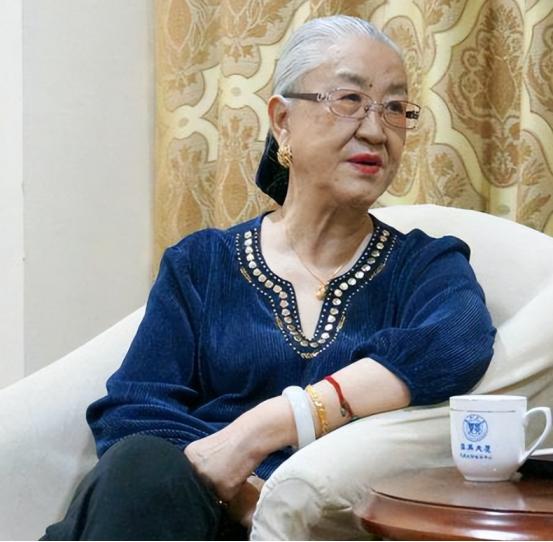 原国防部长耿飚的长女，一夜之间被查封了所有资产，她选择出走美国。在离开时她发誓，