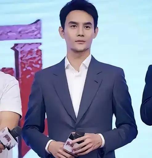 众人夸赞王凯的“国泰民安脸”，赞的从不是皮相
 
大伙总夸王凯长了张国泰民安脸，