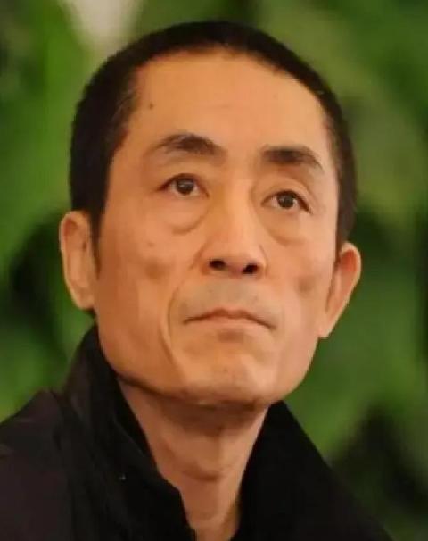 2008年奥运会开幕式上，姚明高举红旗走在人群正前方。突然，张艺谋脸色大变，冲着