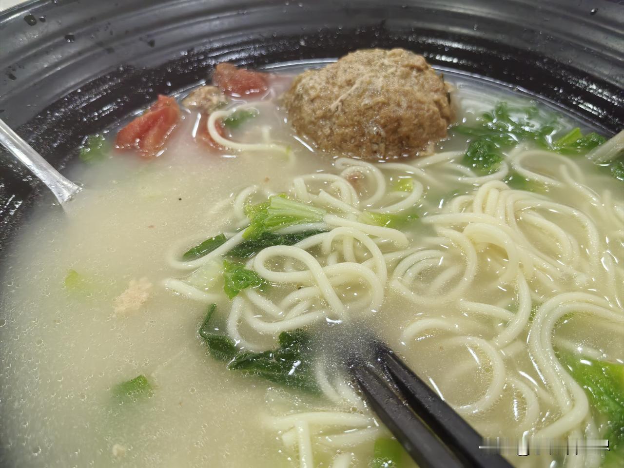 最近喉咙有点不舒服，嘴里没味，所以中午想来艳姐皮肚面吃碗肉圆面。

因为之前来吃