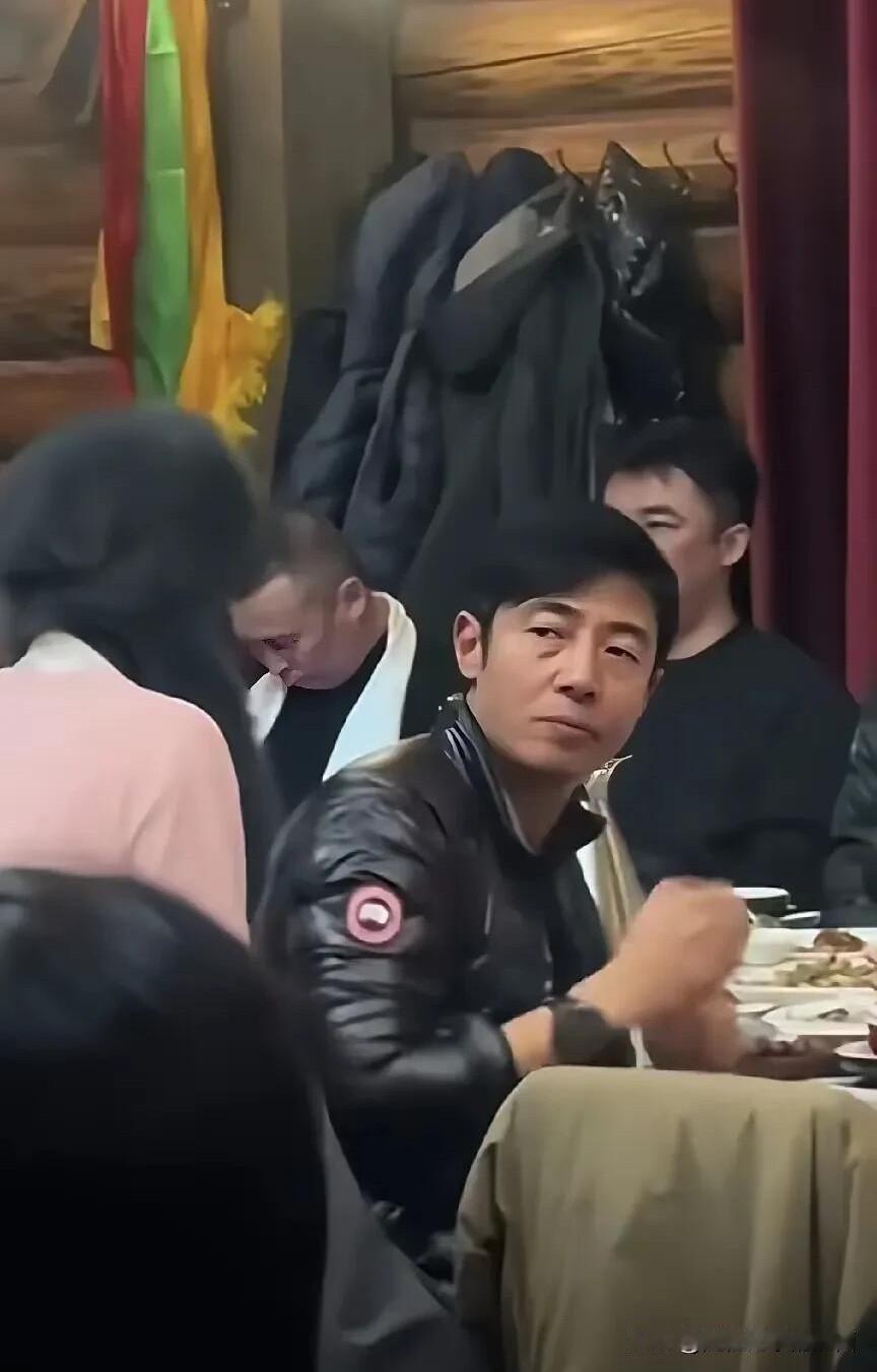 才49岁的撒贝宁在现实中看起来就像小老头一样，目光无神，法令纹特别深，嘴唇也有点