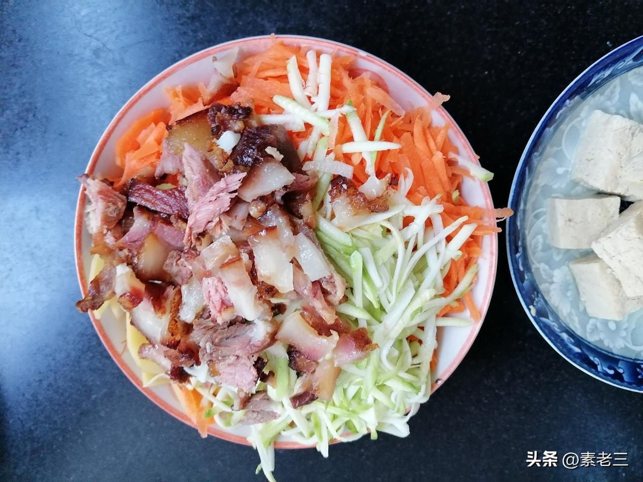我现在忽然发现一件事，花钱越多，越不快乐。花钱越少，我心里越安静。那种安静，甚至