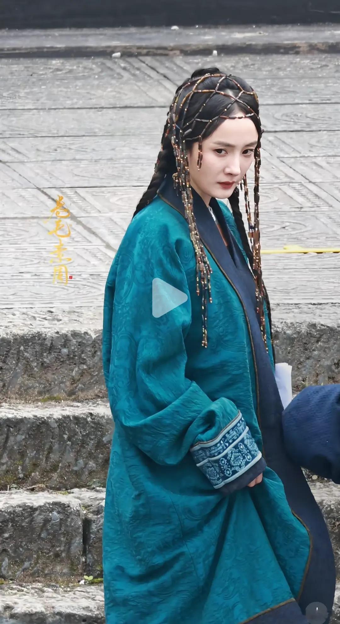 杨幂粉丝真觉得这好看？这妆造，发型，是闹哪样？正片又要靠澡堂子滤镜吗？江山大同