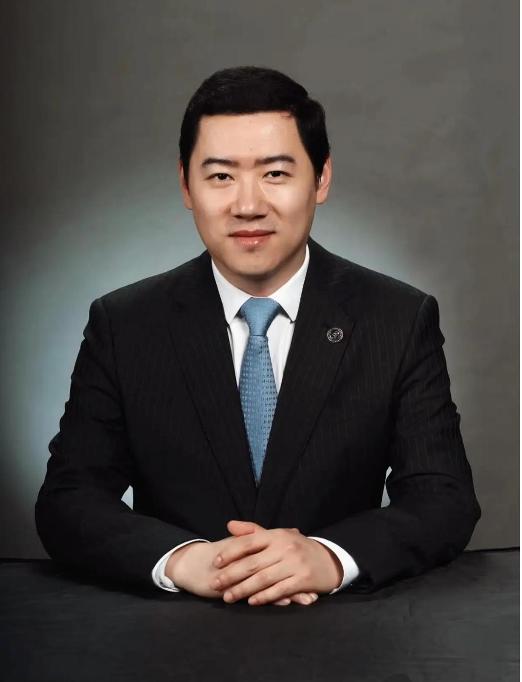 上海医疗圈这两天估计是炸锅了。
新华医院新院长，才45岁？
这不一上台，不知道多