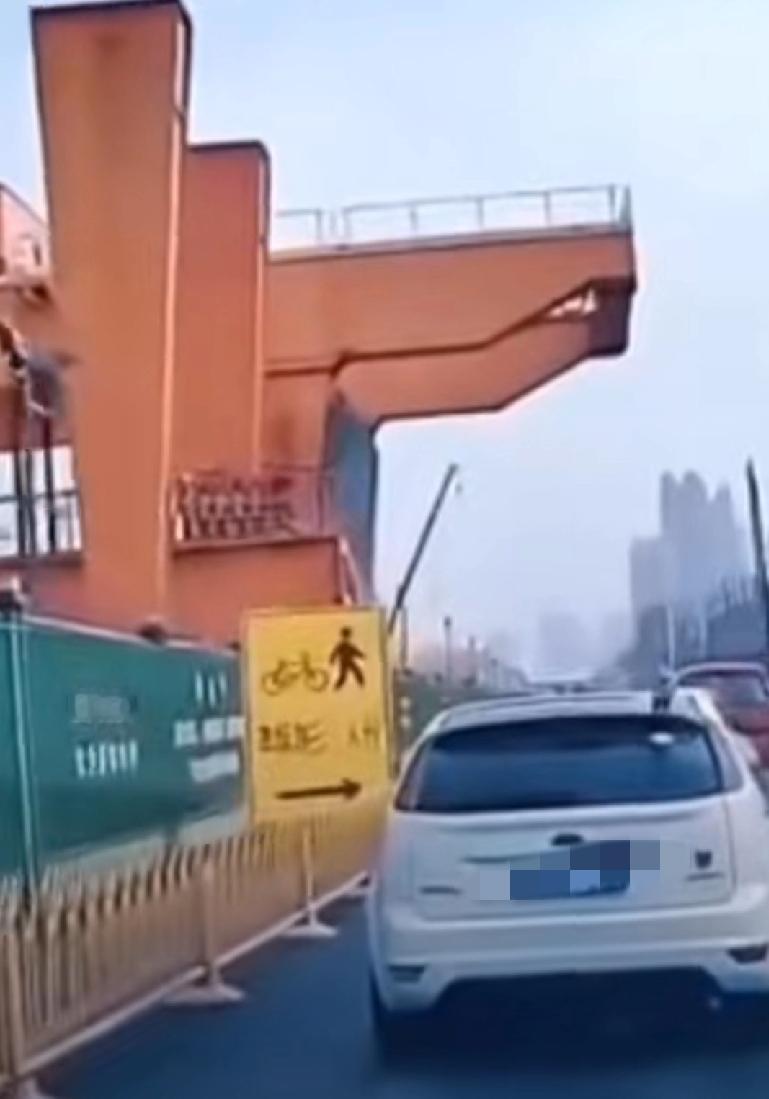 2026年2月首日，湖北武汉一地铁工地突发一起安全事故，造成人员受伤送医。据媒体