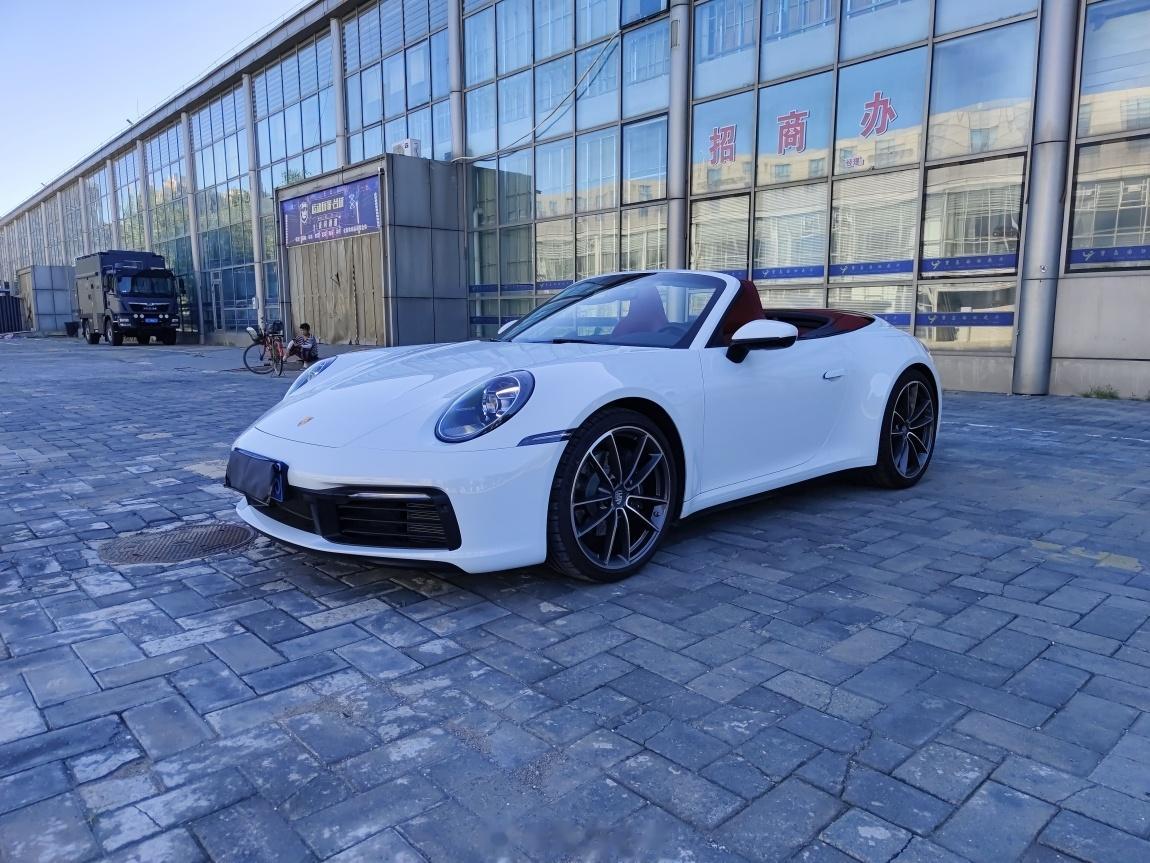保时捷 911 Carrera Cabriolet 准新车细花白车漆/黑红内饰，