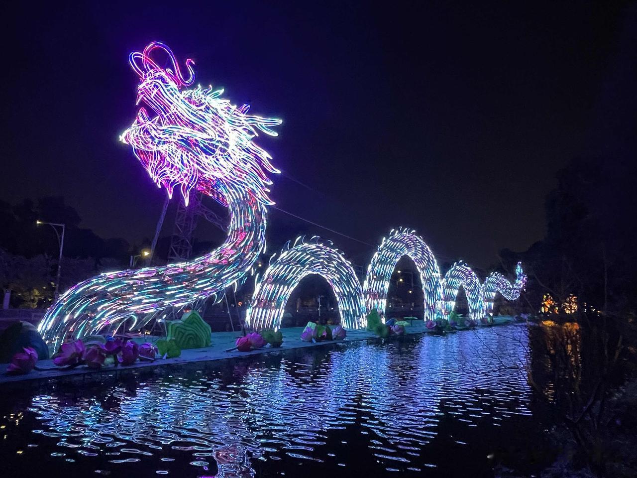 夜最黑时星才亮，
跌倒处藏起飞翔。
伤疤是生命盖的勋章。