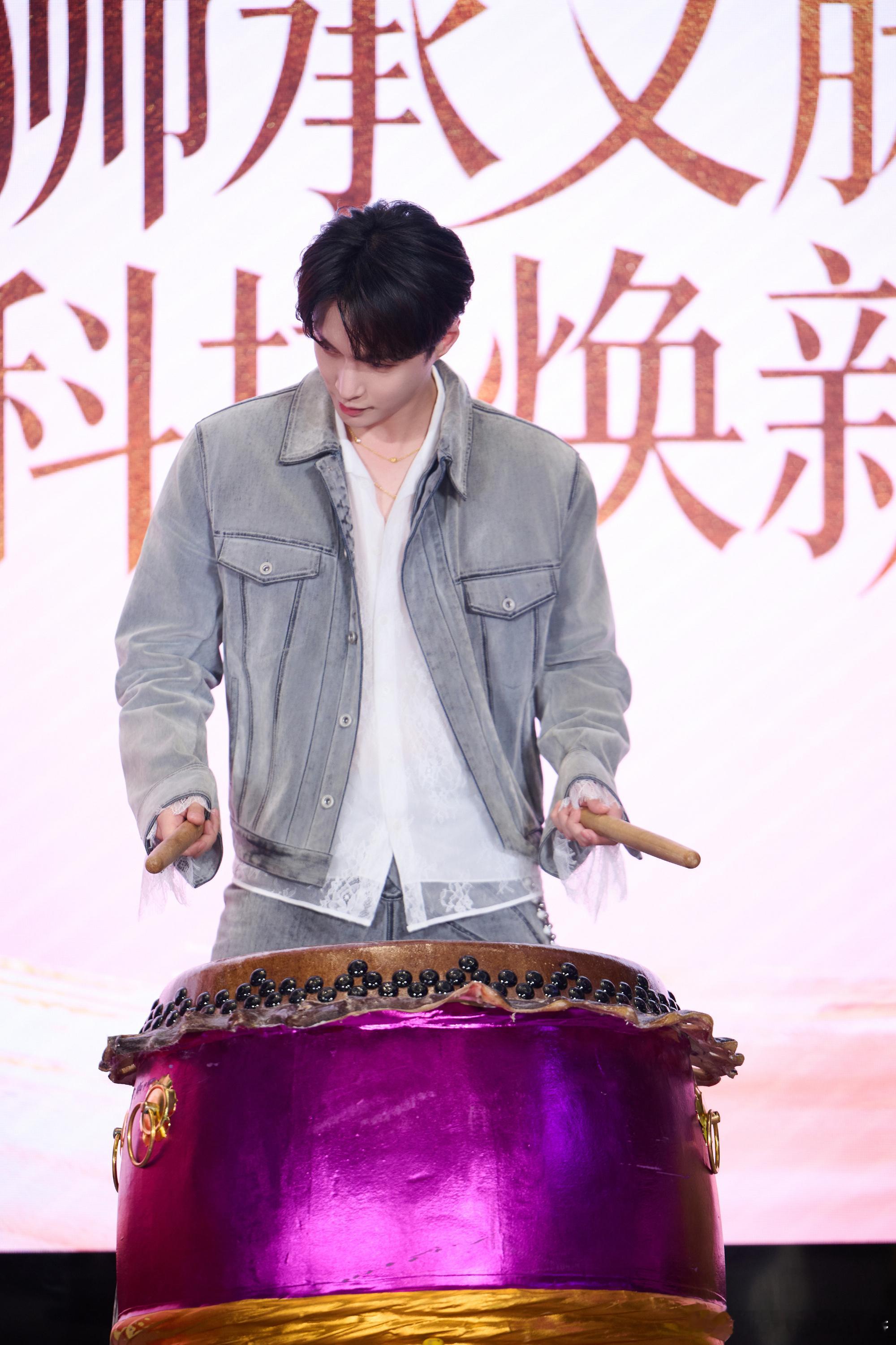 张艺兴君佩全球首位品牌代言人你的出现让我相信天使的存在