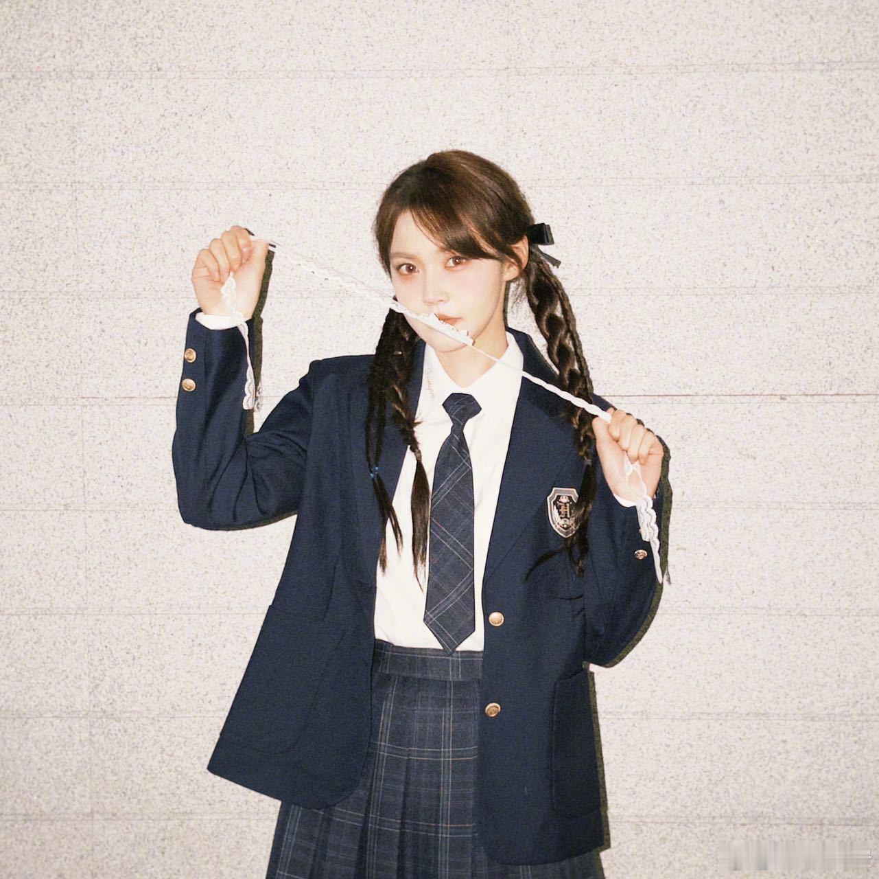 张佳宁的日常照展示出她不拘泥于外界眼光、活得自然自在的性格～她私下里会去爬山和旅