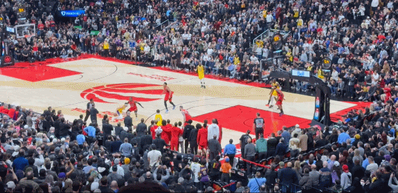 詹姆斯连续1297场上双神迹终结！最后一攻助攻八村压哨三分绝杀八村垒绝杀猛龙詹姆