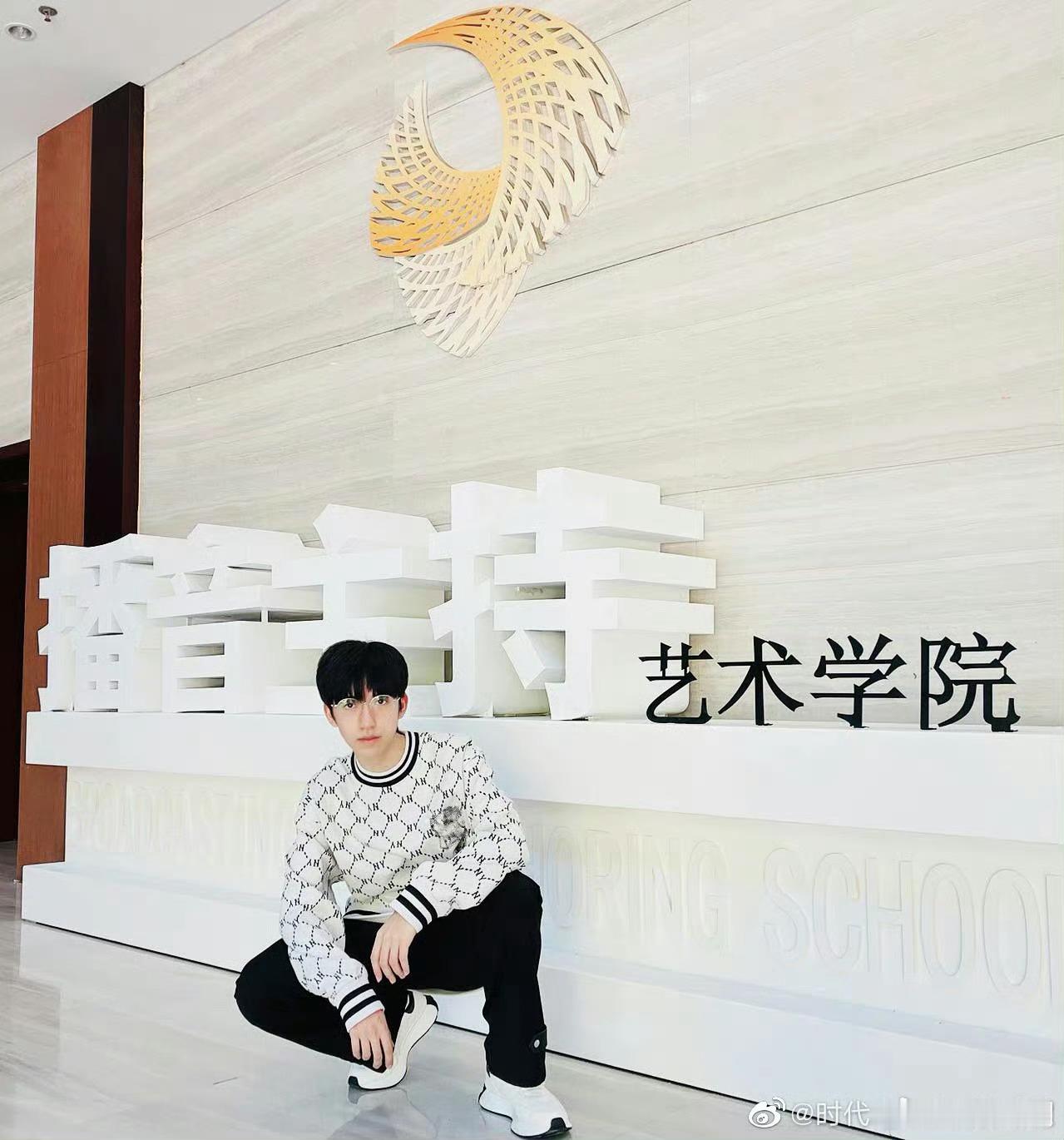 贺峻霖callback四年前入学照贺峻霖刚入学vs毕业时 贺峻霖复刻了四年前的中
